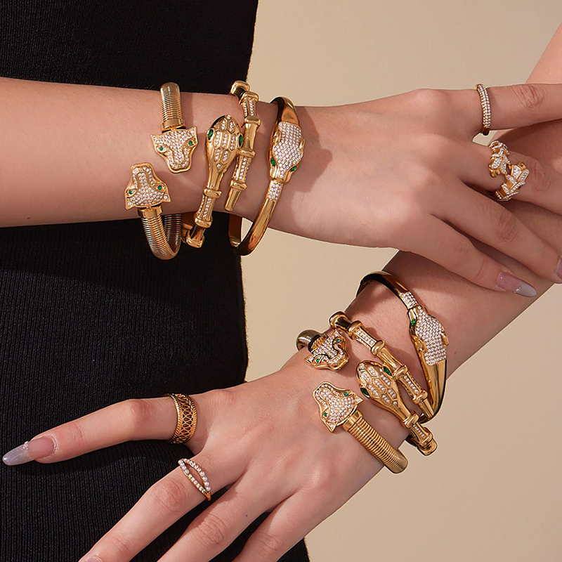 Women's 18K gold-plated serpentine stainless steel hinge clasp zircon bracelet, fashionable women's jewelry that won't fade