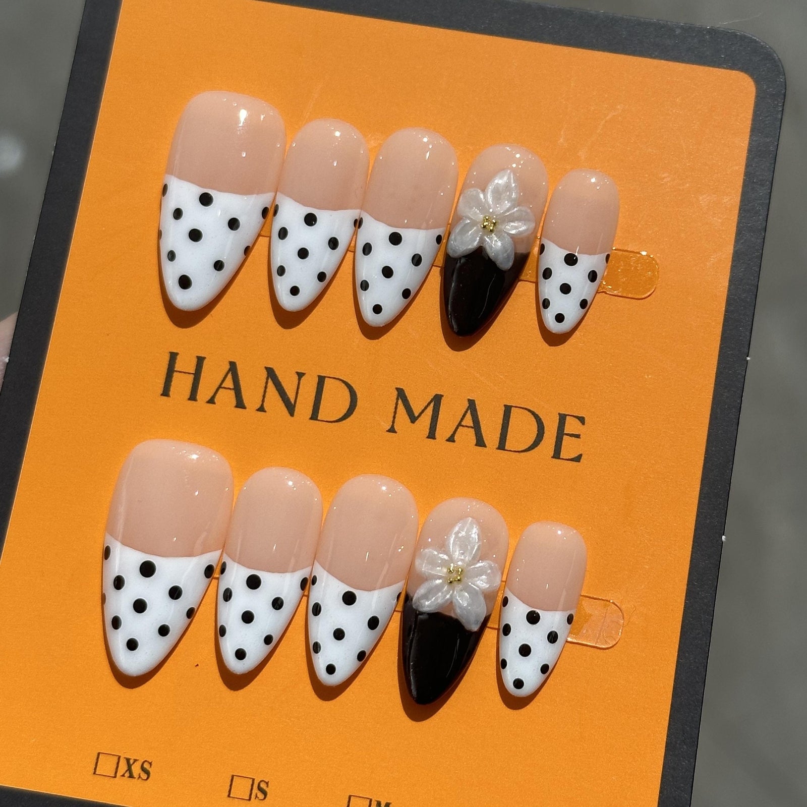RareGoddess Handcrafted Press-On Nails 波点雕花杏仁